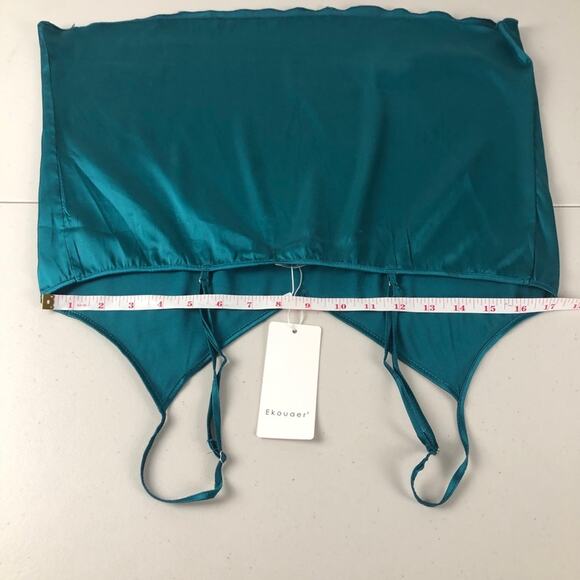 Green silky cami by Ekouaer medium - Picture 4 of 8